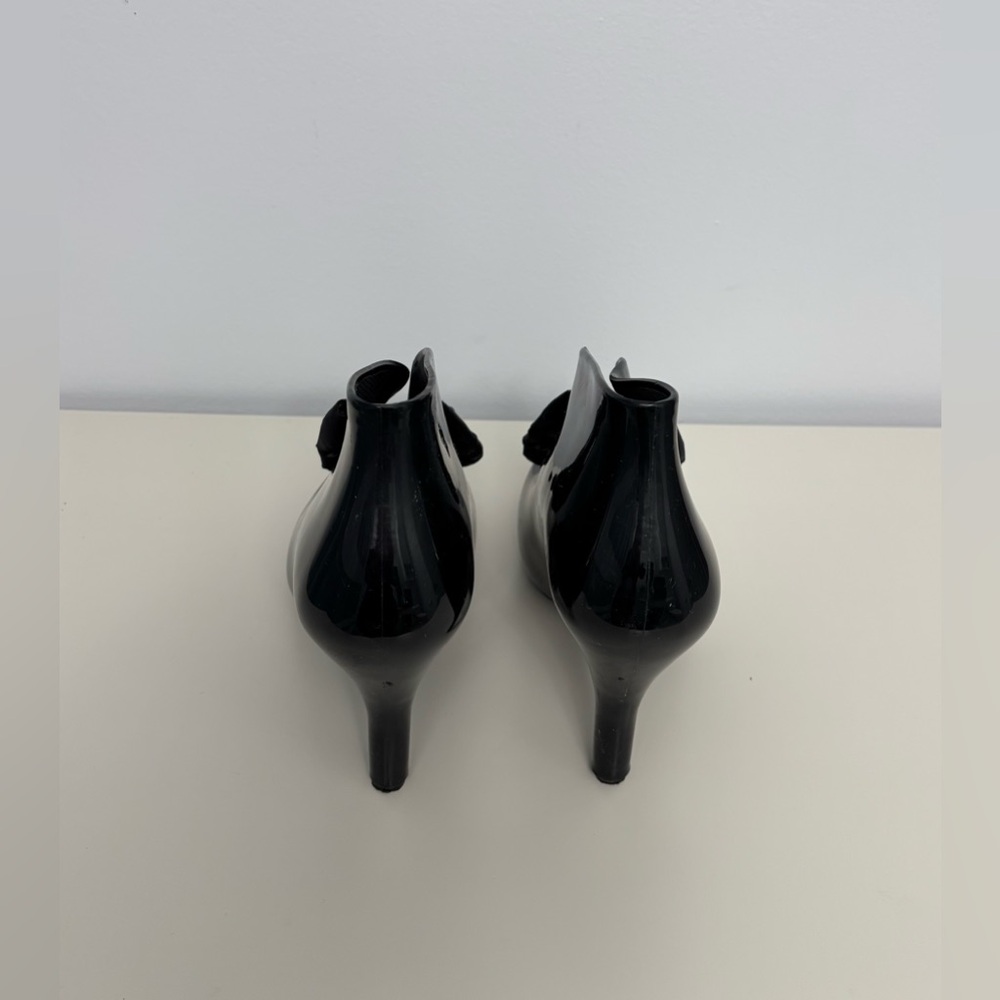 Like New Women’s Elegant Black Heeled DIZZY Black Rubber Bowed Rain Booties 8.5 - Picture 5 of 9